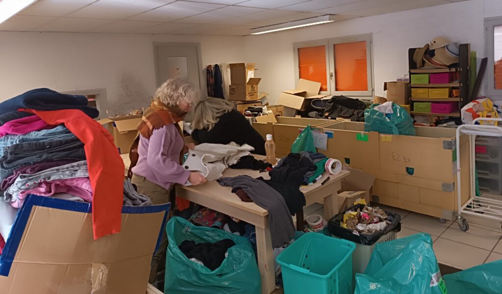 Photo d'une femme triant des vêtements pour le recyclage textile de l'entreprise à but d'emploi de Livron-sur-Drôme.