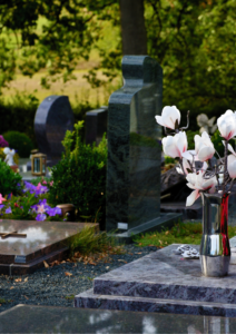 Image de pierres tombales avec jolis bouquets de fleurs.