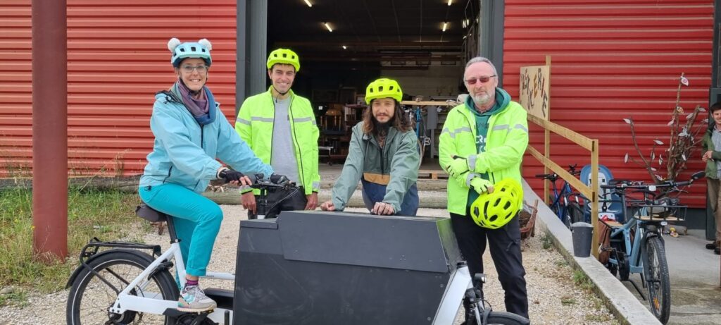 Photo de l'équipe de livreurs à vélo de l'entreprise à but d'emploi de Livron-sur-Drôme, On Livr'On Roule !