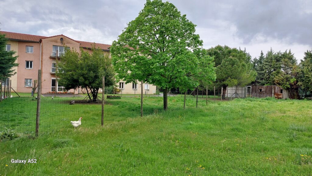 Photo du parc de la maison de retraite Cauzid, dans lequel est installé le jardin pédagogique de Livron-sur-Drôme.