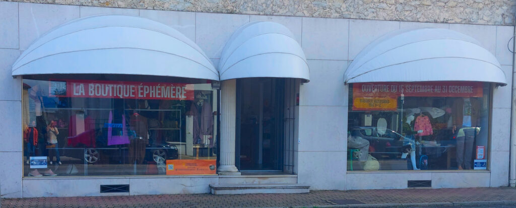 Photo des vitrines de la Boutique Éphémère de Livron-sur-Drôme, 36 avenue Léon Aubin.