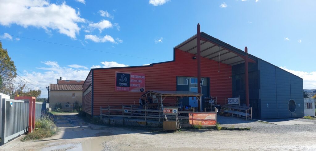 Photo du bâtiment de la ressourcerie / recyclerie de Livron-sur-Drôme, l'Astucerie.