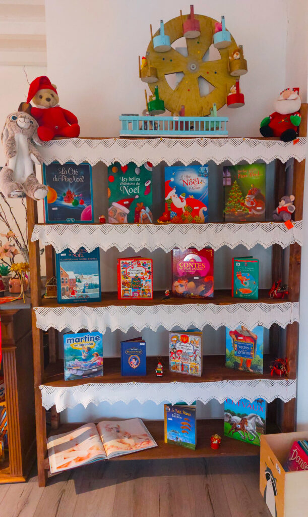 Photo d'un rayon jeux et jouets de la boutique éphémère à Livron-sur-Drôme.