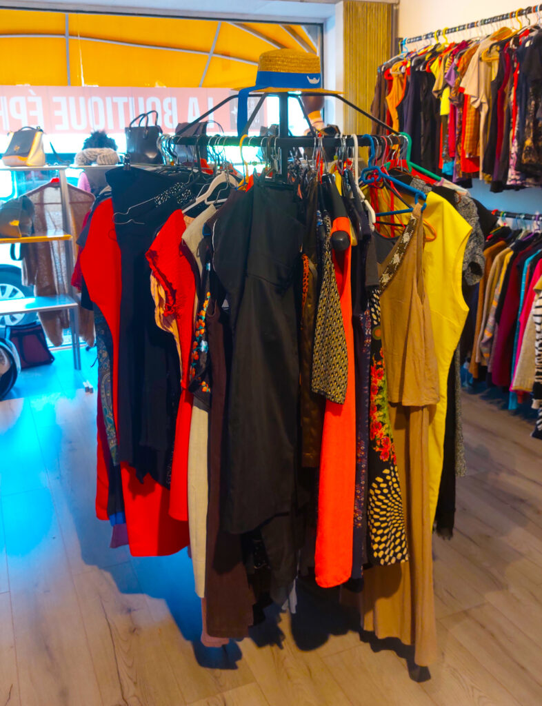 Photo d'un portant de vêtements vendus dans la boutique éphémère de Livron-sur-Drôme.