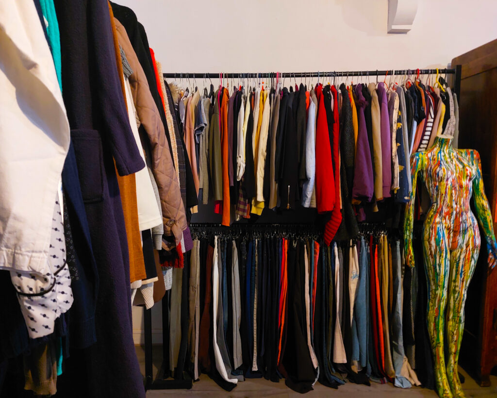 Photo du rayon friperie de la boutique éphémère de Livron-sur-Drôme.