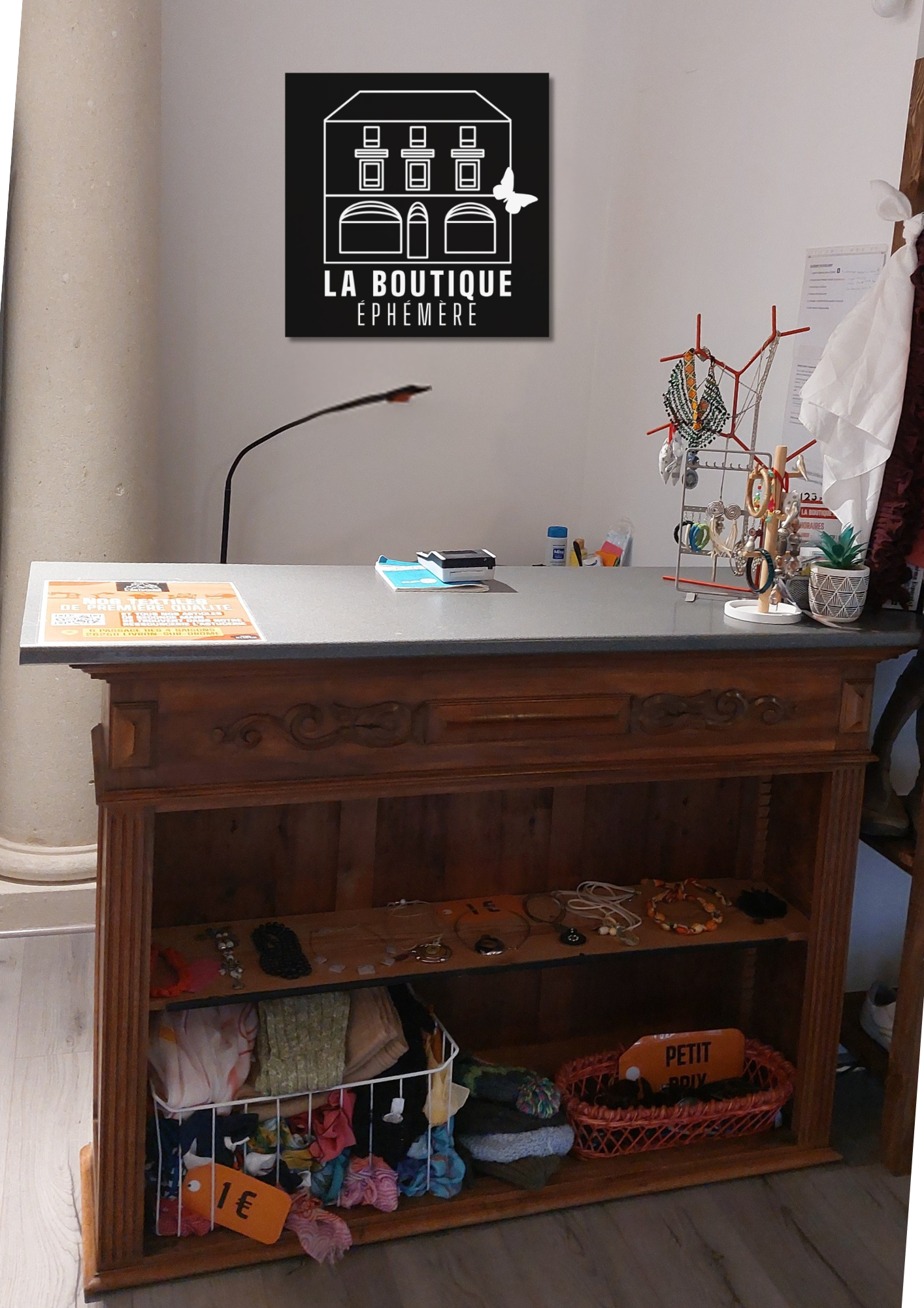 Photo du comptoir de la boutique éphémère, 36 avenue Léon Aubin à Livron-sur-Drôme.