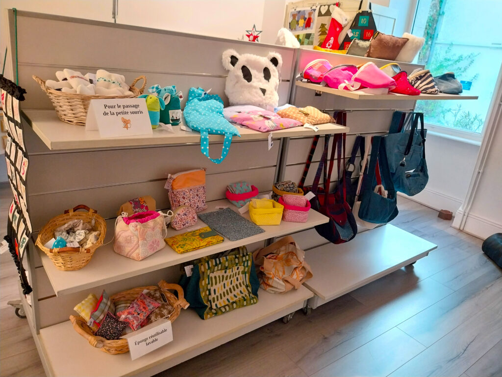 Photo du rayon créations couture à la boutique éphémère de Livron-sur-Drôme.