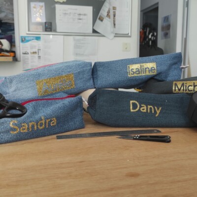 Photo de trousses de couture avec les prénoms des couturières des Mains d'Or