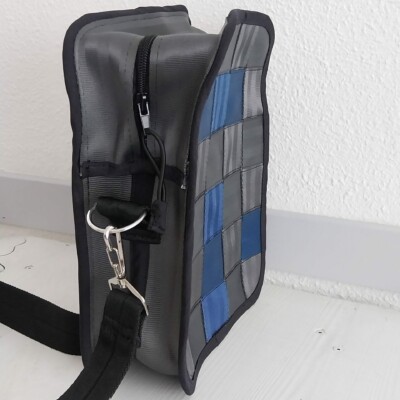 Charmante sacoche à bandoulière en ceintures de sécurité bleues Photo d'une petite sacoche pour homme en ceintures de sécurité; Elles est noir et bleu et façonnèe par les couturières de Livron-sur-Drôme, Les Mains d'Or.