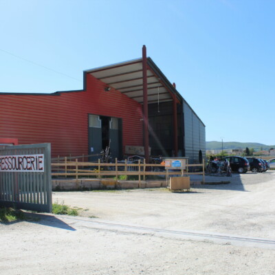 Photo de la devanture de la ressourcerie de Livron-sur-Drôme, boutique de seconde main de l'entreprise à but d'emploi.