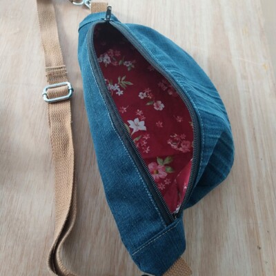 Photo d'une banane cousue par Les Mains d'Or, l'atelier de créations couture et upcycling de Val d'Emploi à Livron-sur-Drôme.