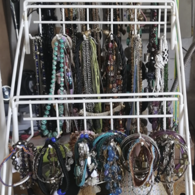 Photo de bijoux de seconde main présentés au comptoir de l'Astucerie.