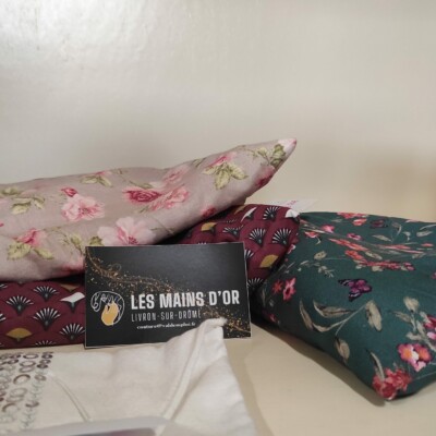 Photo de bouillottes cousues par Les Mains d'Or, l'atelier de créations couture et upcycling de Val d'Emploi à Livron-sur-Drôme.
