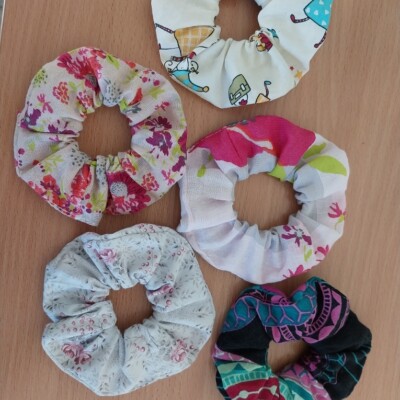 Photo de chouchoux pour cheveux cousus par Les Mains d'Or, l'atelier de créations couture et upcycling de Val d'Emploi à Livron-sur-Drôme.