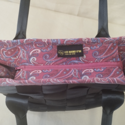 Des créations à partir de tissus recyclés Photo prise du dessus d'un sac à main fait en tissus recyclé et ceintures de sécurité à l'atelier de couture de Livron-sur-Drôme.