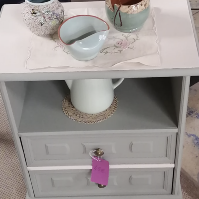 Photo d'un joli ensemble de décoration, petit meuble relooké par les astucieuses et petite décoration.