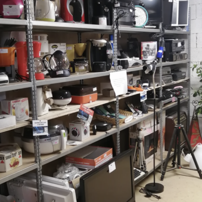 Photo du rayon électrique et électronique de la ressourcerie de Livron-sur-Drôme.