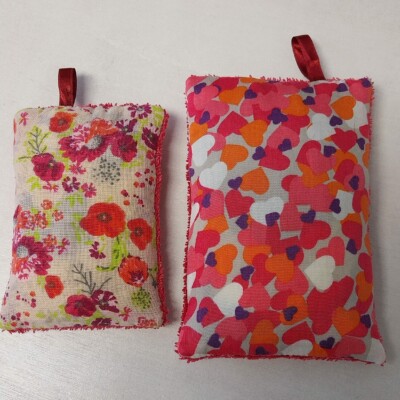 Photo d'éponges réutilisables cousues par Les Mains d'Or, l'atelier de créations couture et upcycling de Val d'Emploi à Livron-sur-Drôme.