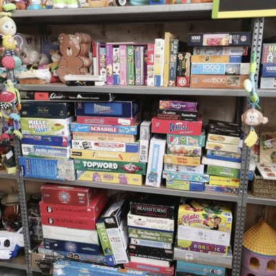 Photo du rayon jeux de société prise à la ressourcerie, l'Astucerie à Livron-sur-Drôme.