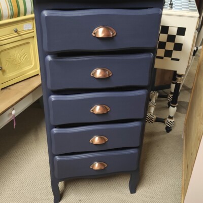 Photo d'un joli chiffonier bleu customisé par les salariés de Val d'Emploi à Livron-sur-Drôme.