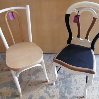 Photo de deux jolies chaises relookées par les salariés de la ressourcerie de Livron-sur-Drôme.