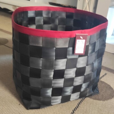 Grande panière à linge, ou fourre-tout Photo d'une panière tressée et cousue à l'atelier des Mains d'Or, la couture de Livron-sur-Drôme.