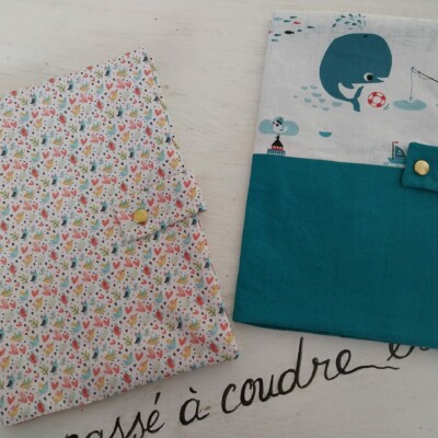 Photo de protèges carnet de santé cousus par Les Mains d'Or, l'atelier de créations couture et upcycling de Val d'Emploi à Livron-sur-Drôme.