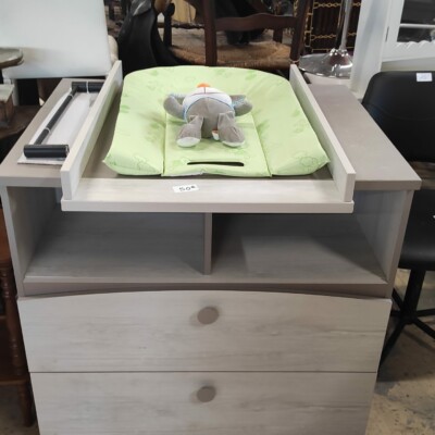 Photo d'une table à langer vendue à la ressourcerie l'Astucerie.