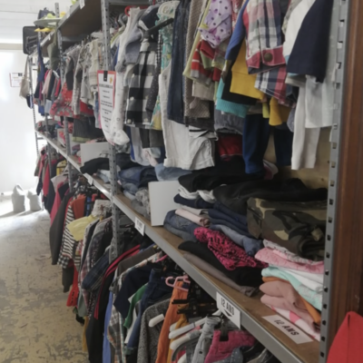 Photo du rayon vêtements pour enfants à la ressourcerie livronnaise.