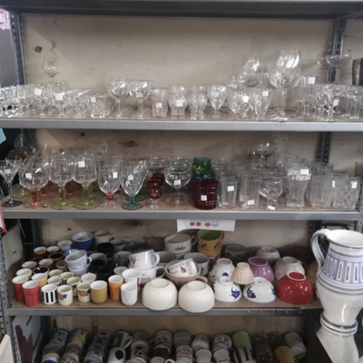 Photo du rayon vaisselle de la boutique de seconde main l'Astucerie à Livron-sur-Drôme.