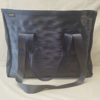 Sac à bûches costaud et utile Photo d'un sac à bûches fait de ceintures de sécurité à l'atelier des Mains d'or, la couture de Vala d'Emploi.