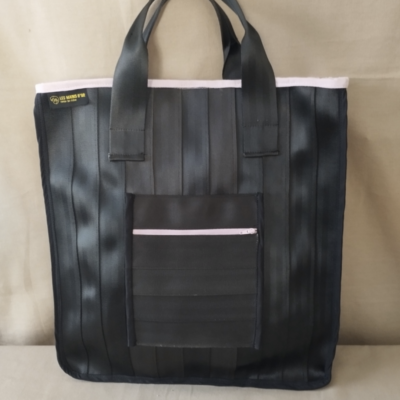 Sac pour les courses pour un style unique Photo d'un sac à courses cousu à partir de ceintures de sécurité automobile, dans l'atelier de couture de livron-sur-Drôme, Les Mains d'Or.
