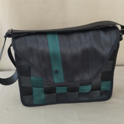 Sacoche originale en ceintures de sécurité vertes Photo d'une sacoche pour homme faite en ceintures de sécurité automobile. Elle est noir et verte. Cousue à l'atelier couture de Livron-sur-Drôme.