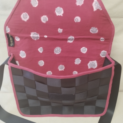 Jolie sacoche pour ordinateurs ou documents Photo de l'intérieur d'une sacoche faite en ceintures de sécurité et tissus récupéré à l'atelier de couture de Livron-sur-Drôme, Les Mains d'Or