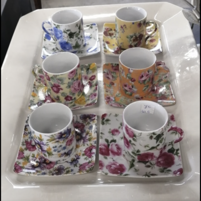 Photo d'un ensemble de tasse et sous-tasses fleuries vendus à la boutique de seconde min de Livron-sur-Drôme.